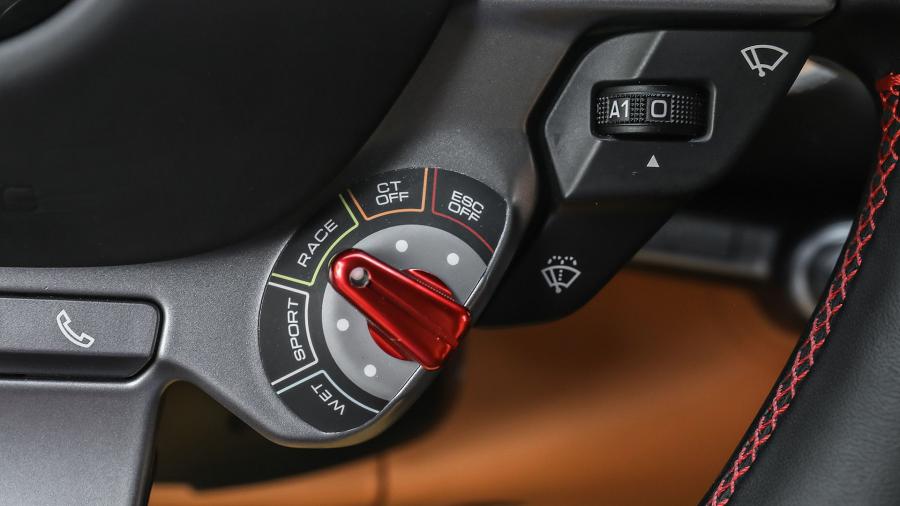 Детали интерьера Ferrari 812 Superfast 2017 года  (фото 55 из 91)